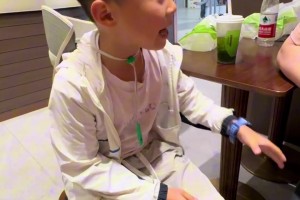 赛后，陈盈骏受到球迷的欢呼。听到有小朋友，他马上回头去签名..